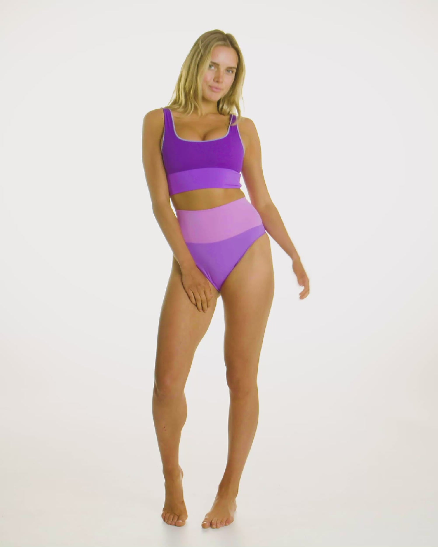 Die Contour High Waist - Periwinke auf Modell Video