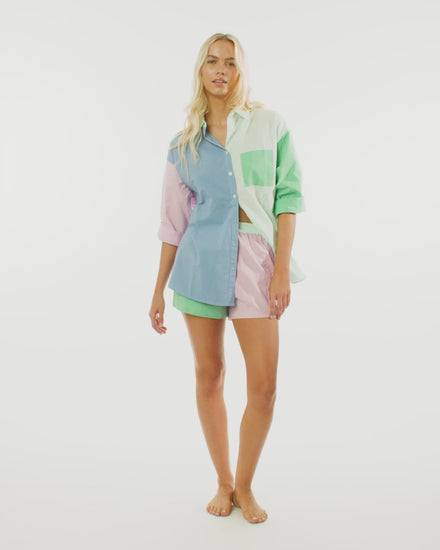 It's Now Cool - Camisa Vacay - Seychelles en vídeo modelo