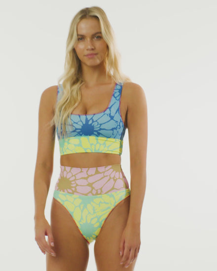 It's Now Cool - Contour Crop Top - Vídeo de Breakers en modelo