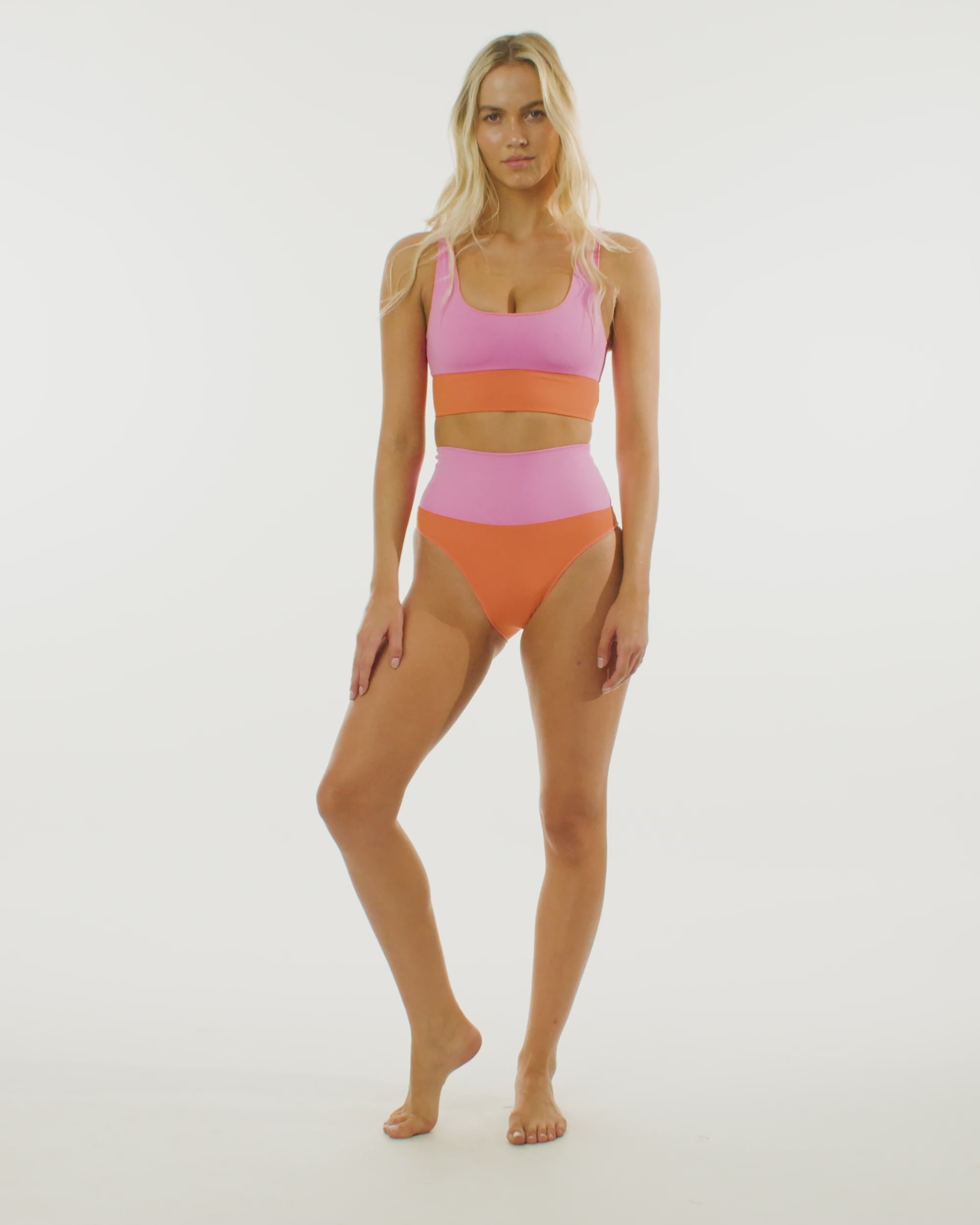 It's Now Cool - Contour Crop Top - Bronte su modello video