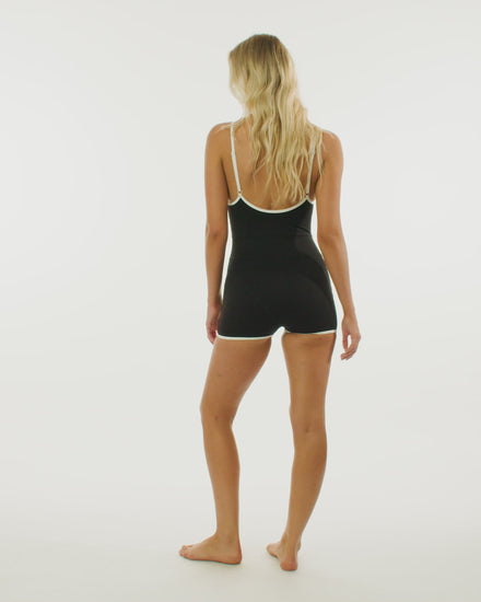 It's Now Cool - De Contour Ultra Onesie - Zwart + Wit op het model video